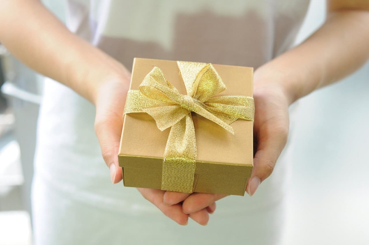 Cadeau voor een vrouw inpakken